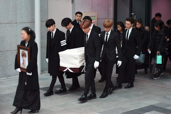 韩国自杀男星出殡